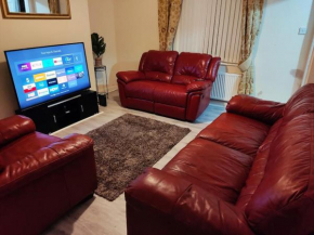 Cheerful 2-bedroom home with off street parking